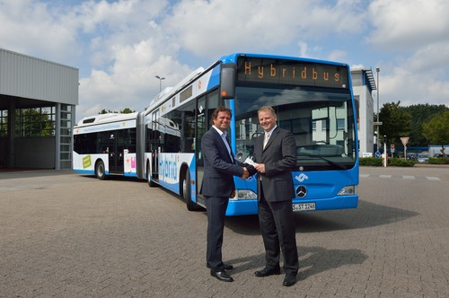 Übergabe eines Mercedes-Benz Citaro G BlueTec Hybrid (von links): Eckhard Schläfke, Leiter der Münsteraner Verkehrsbetriebe, und Ulrich Piotrowski, Leiter Markteinführung Mercedes-Benz-Hybridbusse.
