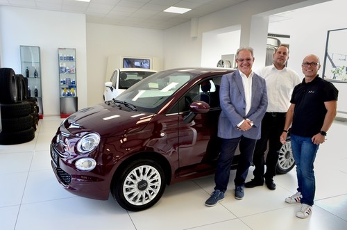 Übergabe eines online bestellten Fiat 500 Lounge im Autohaus Braun in Leonberg an einen Kunden.