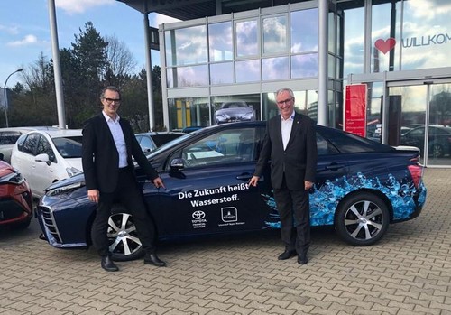 Übergabe eines Toyota Mirai an Hy-Cologne-Vorstand Dr. Albrecht Möllmann und Projektmanager Carsten Krause (v.r.n.l.).