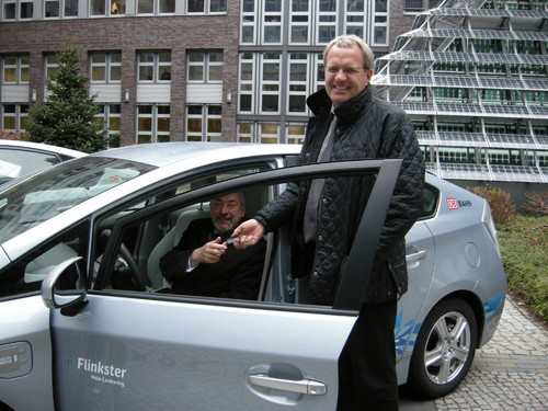 Übergabe eines Toyota Prius Plug-in:  Bernhard Grünewald, Leiter der Toyota-Konzernrepräsentanz Berlin, und Clemens Fischer (im Auto), Innovationsmanager bei Vattenfall.