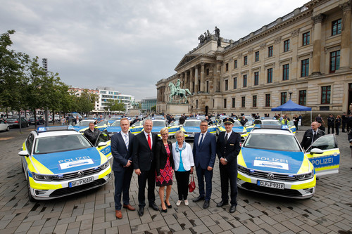 Übergabe von 15 Volkswagen Passat GTE Variant an die Polizei Niedersachsen. 