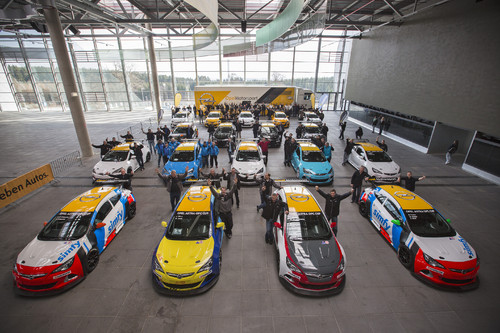 Übergabe von 20 Opel Astra OPC Cup an Kundenteams.