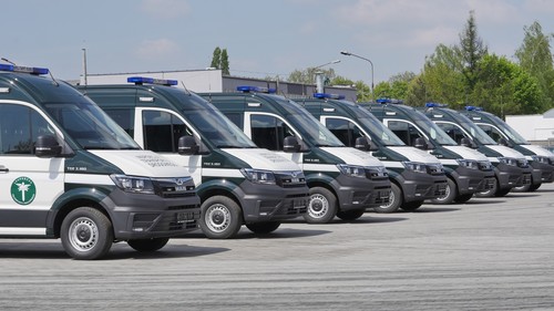 Übergabe von 32 der insgesamt 64 MAN TGE 3.180 an die polnische Kontrollbehörde für den Straßengüterverkehr.