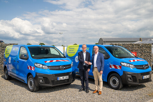 Übergabe von fünf Opel Vivaro-e Hydrogen (v.l.): Jean-Michel Billig, Chief Technology Officer bei Stellantis, und Torsten Maus, Geschäftsführer EWE Netz.