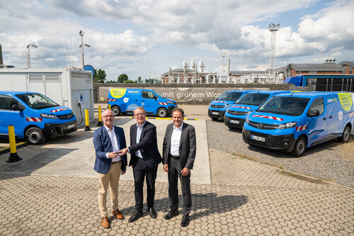 Übergabe von fünf Opel Vivaro-e Hydrogen (v.l.): Torsten Maus (Geschäftsführer EWE Netz), Jean-Michel Billig (Chief Technology Officer bei Stellantis) und Dr. Urban Keussen, CTO EWE.