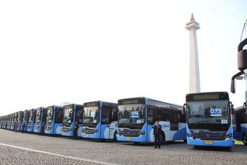 Übergabe von rund 100 Bussen auf Mercedes-Benz-Fahrgestellen für das BRT-System in Jakarta.