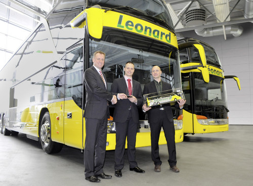 Übergabe von zwei Doppelstockbussen S 431 DT an Voyages Léonard, das insgesamt 17 neue Setra-Reisebusse übernimmt (von links): Markensprecher Lothar Holder der Evo Bus GmbH mit den beiden Geschäftsführern Daniel und Pascal Léonard.