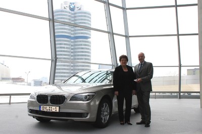 Übergeben wurde der neue Dienstwagen der bayerischen Landtagspräsidentin von Karsten Engel, Leiter Vertrieb Deutschland der BMW Group. 
