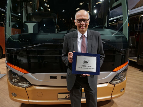 Ulrich Bastert (Leiter Marketing, Sales und Customer Services Daimler Buses) mit dem Nachhaltigkeitspreis „Sustainable Bus Award 2018“ für den Setra S 516 HD/2.