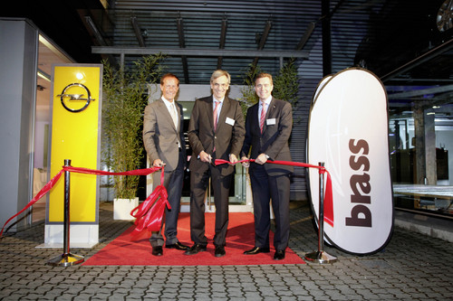 Ulrich Brass (Mitte), Inhaber und Geschäftsführer der Brass-Gruppe, eröffnete ein neues Opel-Autohaus in Frankfurt/Main. Zu den Gratulanten zählten auch Staatsminister Axel Wintermeyer (links), Leiter der Hessischen Staatskanzlei, und Opel-Vorstandsvorsitzender Karl-Friedrich Stracke.