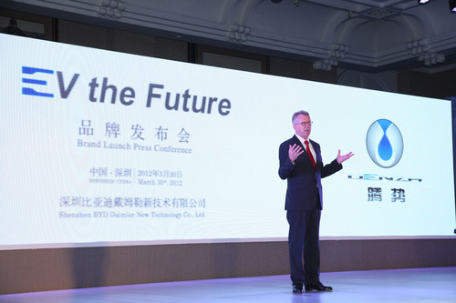 Ulrich Walker, Chairman &amp; CEO Daimler Northeast Asia und Vorsitzender des BDNT-Direktoriums (Board of Directors) bei der Pressekonferenz zur Bekanntgabe der Marke Denza in Shenzhen/China.