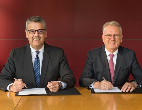 Ulrich Walker, Vorstandsvorsitzender der Borgward Group AG, und Andreas Heyer, Vorsitzender der Geschäftsführung der WFB Wirtschaftsförderung Bremen GmbH (von rechts).