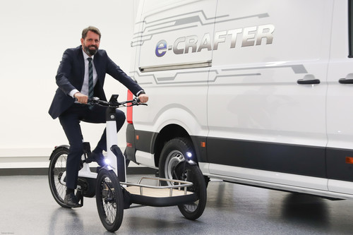 Umweltminister Olaf Lies testet das Cargo e-Bike von Volkswagen.
