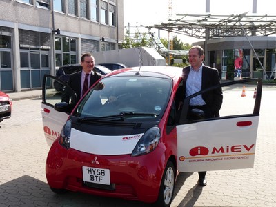 Umweltsenator Dr. Reinhard Loske (rechts) und swb-Vorstandsvorsitzender Dr. Willem Schoeber mit dem Mitsubishi i-MiEV. 