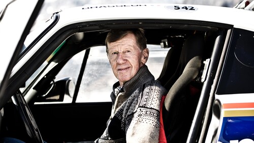 Unbestritten einer seiner Lieblingsplätze: Walter Röhrl hinter dem Lenkrad eines Rallyefahrzeugs.