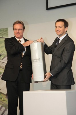 Ungarns Ministerpräsident Gordon Bajnai (rechts) und Rainer Schmückle, Chief Operating Officer von Mercedes-Benz Cars, bei der Grundsteinlegung.
