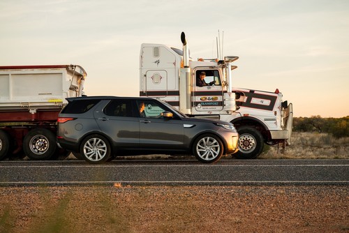 Ungleiches Gespann: Land Rover Discovery und australischer Road Train.