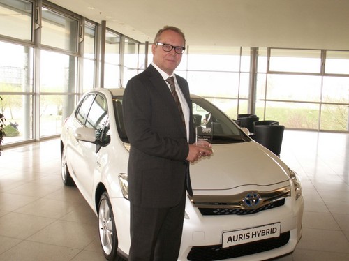 „Unser Auto 2011“: Jürgen Stolze, General Manager Öffentlichkeitsarbeit und Presse, nahm den Preis entgegen.