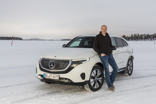 Unser Autor Jens Meiners am Mercedes-Benz EQC.