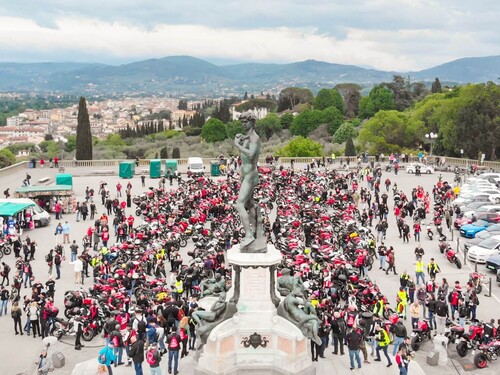 Unter dem Motto „#WeRideAsOne“ trafen sich Ducati-Fahrer in über 40 Ländern weltweit (hier in Florenz).