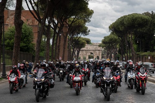Unter dem Motto „#WeRideAsOne“ trafen sich Ducati-Fahrer in über 40 Ländern weltweit (hier in Rom).