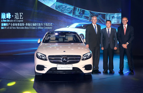 Unternehmensvertreter von links nach rechts: Hubertus Troska, Vorstandsmitglied der Daimler AG und in dieser Funktion verantwortlich für die China-Aktivitäten; Xu Heyi, Chairman der BAIC Group; und Peter Schabert, President und CEO von BBAC.