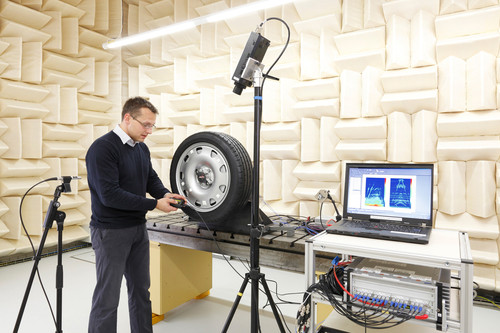 Untersuchung von Luftschall und Vibrationsverhalten eines Pkw-Radlagers im reflexionsarmen Raum bei Schaeffler.