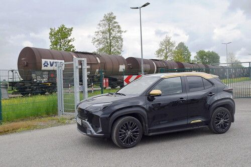 Unterwegs mit dem Toyota Yaris Cross: Das Erdöl aus den Bohrungen in Aitingen ist mit Wasser vermischt, wird zentral auf dem Betriebsplatz in Großaitingen aufbereitet und anschließend per Kesselwagen zur Raffinerie nach Lingen transportiert.