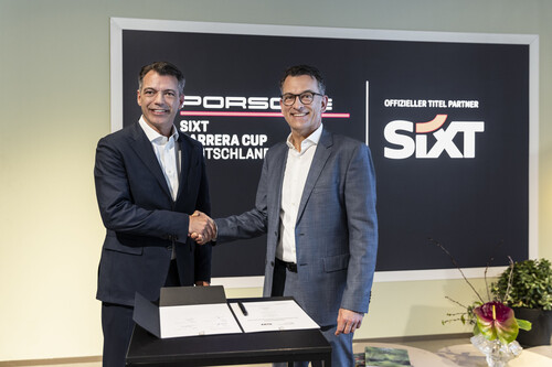 Unterzeichnen den Partnerschaftsvertrag: (von links): Vinzenz Pflanz, Chief Business Officer bei Sixt , und Alexander Pollich, Vorsitzender der Geschäftsführung von Porsche Deutschland.