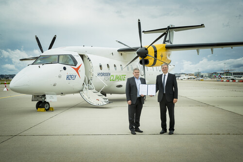 Unterzeichneten eine Absichtserklärung zur Entwicklung einer Dornier 328 mit Wasserstoffantrieb als Testflugzeug (v.l.): Martin Nüsseler, Chief Technology Officer Deutsche Aircraft, und Prof. Dr. Josef Kallo, Mitbegründer und CEO von H2Fly.
 