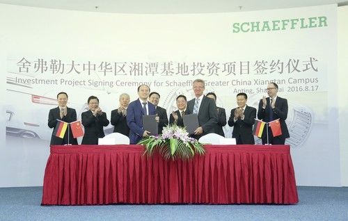 Unterzeichneten eine Kooperationsvereinbarung für einen neuen Standort in Xiangtan: Günther Werner, COO Schaeffler Greater China (vorne rechts) und Sun Yinsheng, Parteisekretär der Wirtschafts- und Technologieentwicklungszone Xiangtan der Provinz Hunan (vorne links).