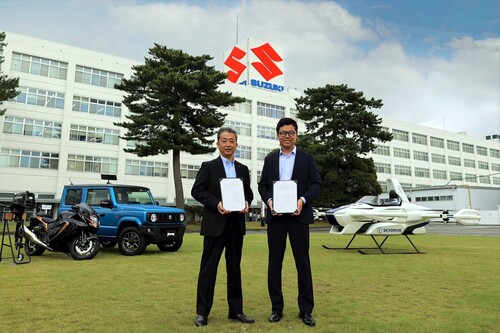 Unterzeichnung der Grundsatzvereinbarung zum Bau von Flugautos (v. l.): Hidetoshi Kumashiro, Executive General Manager von Suzuki, und Tomohiro Fukuzawa, Chief Executive Officer von Skydrive.