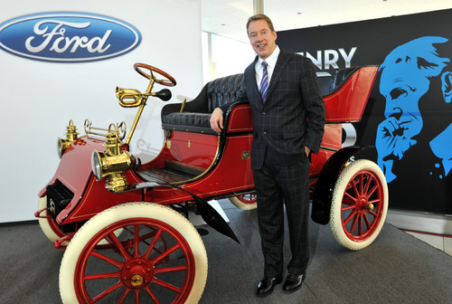 Urenkel und Executive Chairman Bill Ford mit dem ältesten noch existierenden Ford, einem T-Modell von 1903.