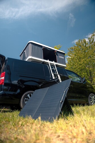 Urlaub mit dem Auto: Toyota bietet für verschiedene Modelle Campingboxen, Dachzelte und Markisen an.