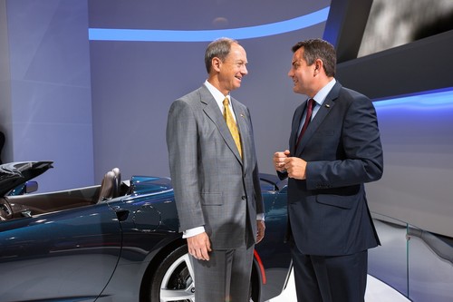 US-Botschafter John B. Emerson (links) und Steffen Raschig, Managing Director Chevrolet Central European Cluster, vor der neuen Corvette Stingray.