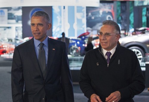 US-Präsident Barack Obama mit Messechef Paul Sabatini auf der Detroit Motor Show.