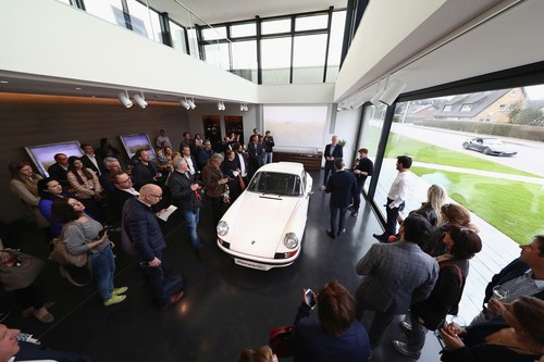 US-Schauspieler und Rennfahrer Patrick Dempsey (hinten rechts am Mikrofon) bei der Eröffnung des Porsche-Showrooms auf Sylt.