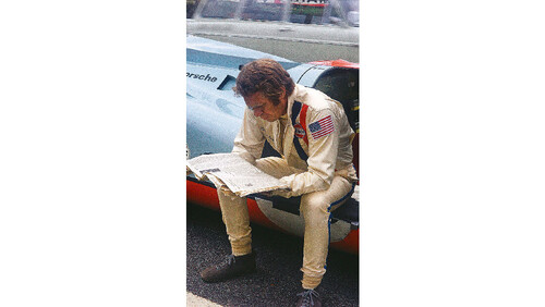 US-Schauspieler und Rennfahrer Steve McQueen während einer Drehpause zum Film „Le Mans“, der 1971 in die Kinos kam.