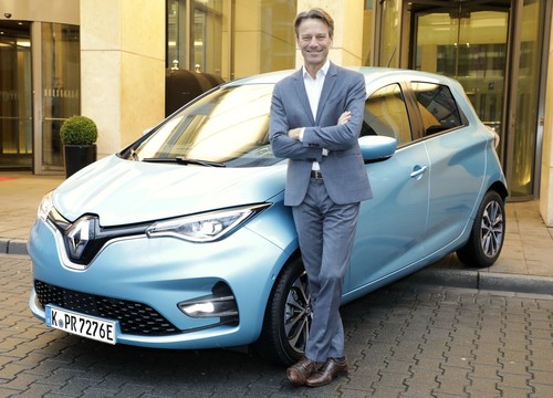 Uwe Hochgeschurtz, Vorstandsvorsitzender der Renault Deutschland AG, mit dem  Zoe.
