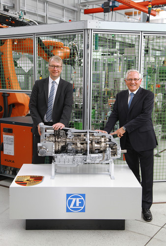 Uwe-Karsten Städter (rechts), Porsche-Vorstand Beschaffung und Dr. Stefan Sommer (links), ZF-Vorstandsvorsitzender begehen den offiziellen Produktionsstart des Acht-Gang-Doppelkupplungsgetriebes im ZF-Werk Brandenburg.