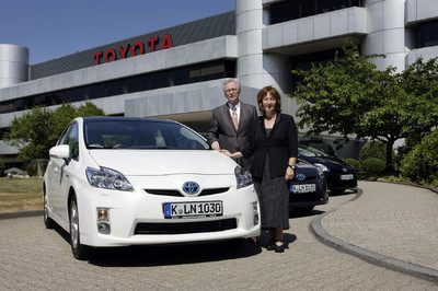v. li. n. re.: Lothar Feuser, Geschäftsführer Toyota Deutschland GmbH, Angela Spitzig, Bürgermeisterin Stadt Köln.