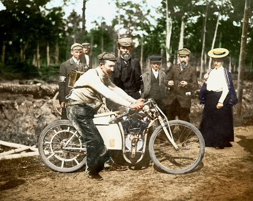 Václav Klement (Mitte) mit Václav Vondřich nach dem Sieg in der inoffiziellen Motorrad-Weltmeisterschaft in Dourdan 1905.