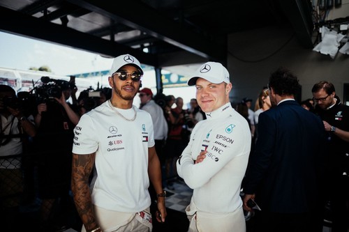 Valtteri Bottas und Lewis Hamilton (links).