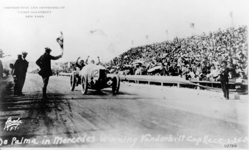 Vanderbilt-Rennen (auf der Strecke von Santa Monica bei Los Angeles) am 26. Februar 1914. Ralph de Palma bei der Zieleinfahrt. Er gewann das Rennen mit einem 37/95 PS Mercedes Rennwagen.