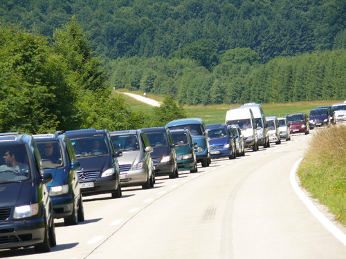 Vans und Transporter von Mercedes-Benz in Kolonne unterwegs.