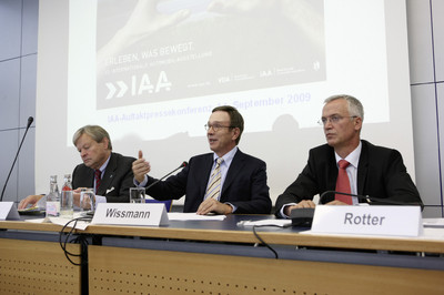 VDA-Pressekonferenz am Vortag des ersten Pressetages der IAA 2009 in Frankfurt. (v.l.) Kunibert Schmidt, Matthias Wissmann, Eckehardt Rotter