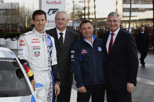 Verabschiedung des WRC-Teams in Wolfsburg (von links): Sébastian Ogier, VW-Chef Martin Winterkorn, Motorsportdirketor Jost Capito und Entwicklungsvorstand Heinz-Jakob Neußer.