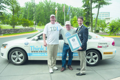Verbrauchsrekord mit dem VW Passat TDI: Philipp Roberts von Guinness World Records gratuliert Wayne Gerdes (links) und Bob Winger.