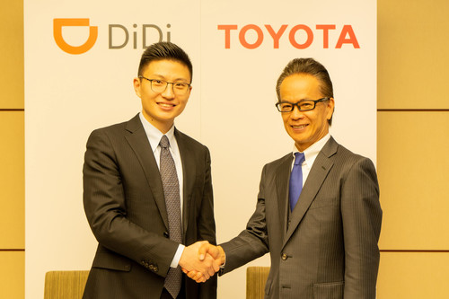 Vereinbaren eine Zusammenarbeit bei Ride Hailing in China (von links): Stephen Zhu, Vice President Didi Chuxing, und Shigeki Tomoyama, Executive Vice President der Toyota Motor Corporation.