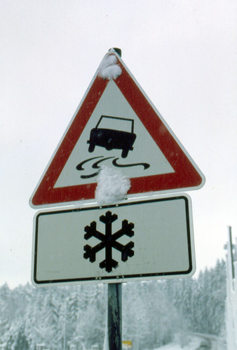 Verkehrsschild mit Schnee.